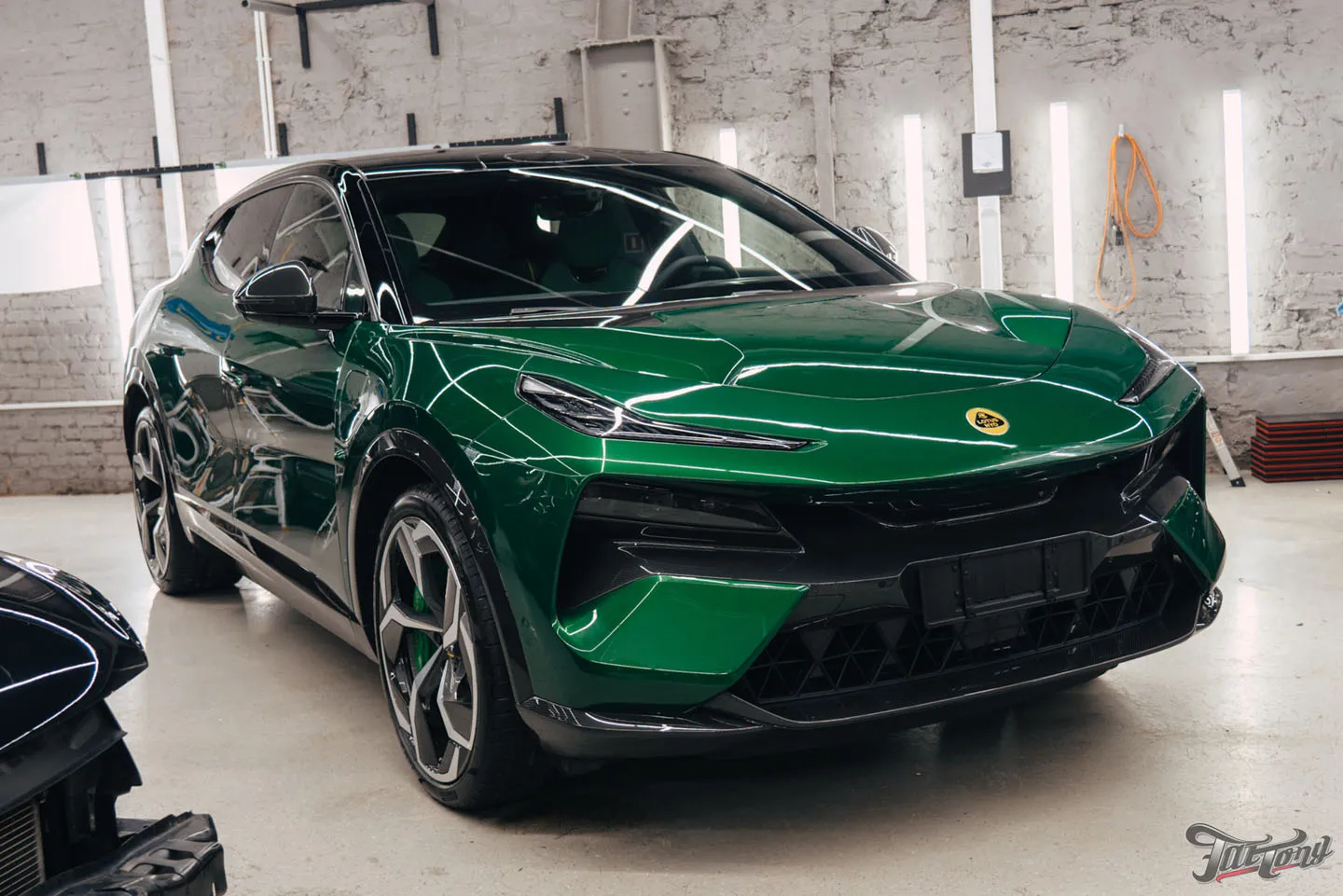 Защита кузова и салона Lotus Eletre R+ полиуретаном